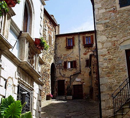 MONTEMERANO (GR) – Delizioso Appartamento su due livelli fuori terra. MONTEMERANO (GR) – Delizioso Appartamento su due livelli fuori terra.