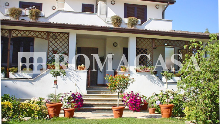 ARDEA – VIA AGRI – Splendida Villa di 270 mq + Villino di 50 mq – Giardino di 1.500 mq ARDEA – VIA AGRI – Splendida Villa di 270 mq + Villino di 50 mq – Giardino di 1.500 mq