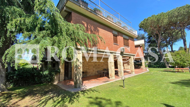 EUR – Appartamento di 177 mq con giardino EUR – Appartamento di 177 mq con giardino