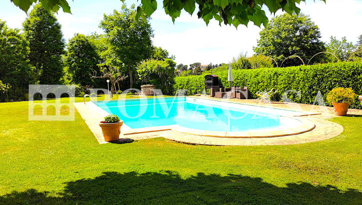 VALMONTONE (RM) – Villa con piscina ed ampio parco