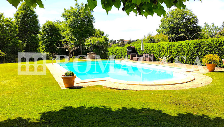 VALMONTONE (RM) – Villa con piscina ed ampio parco VALMONTONE (RM) – Villa con piscina ed ampio parco